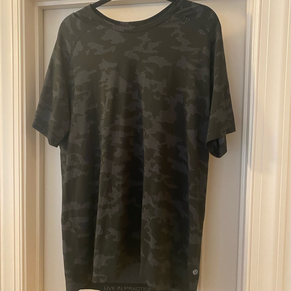 lululemon athletica XL Black Gray Camouflage Workout Tee